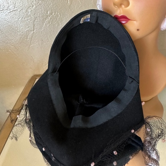 GLAMOROUS 1940s\' BLACK FELT HAT WITH POIINTY FRONT + PINK FEATHERS & DOTTED VEIL main image 13